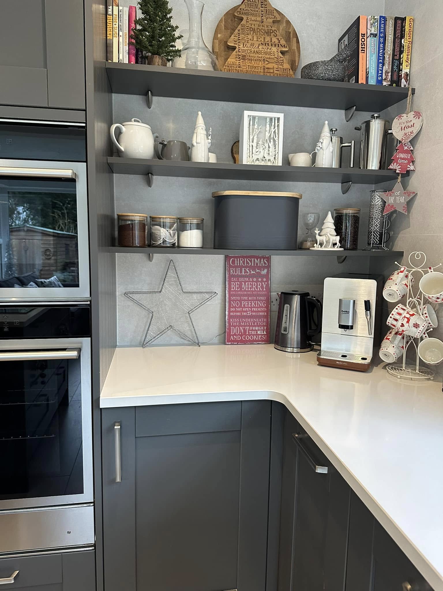 white decorated kitchen
